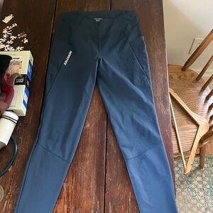 Lightly used running leggings from Salomon. Size medium.